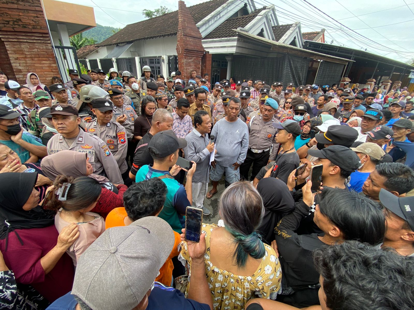 Bendahara KSPP Syariah Madani Nurkholison bernegosiasi dengan para nasabah. (DR PERDANA/RADAR TRENGGALEK)