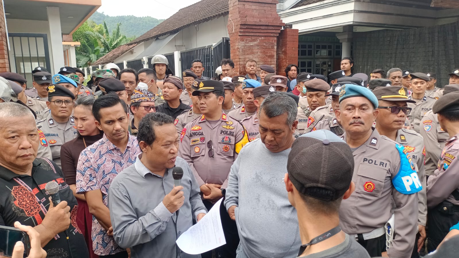 Aksi warga di Kecamatan Watulimo yang mendatangi kantor KSPPS Madani di Desa Tasikmadu