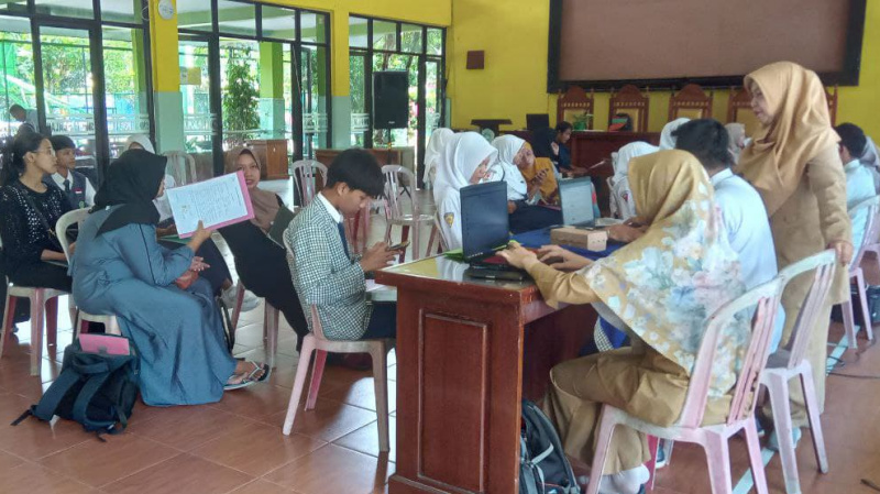 Proses pengambilan PIN dalam SPMB Jatim di SMKN 1 Pogalan, Trenggalek