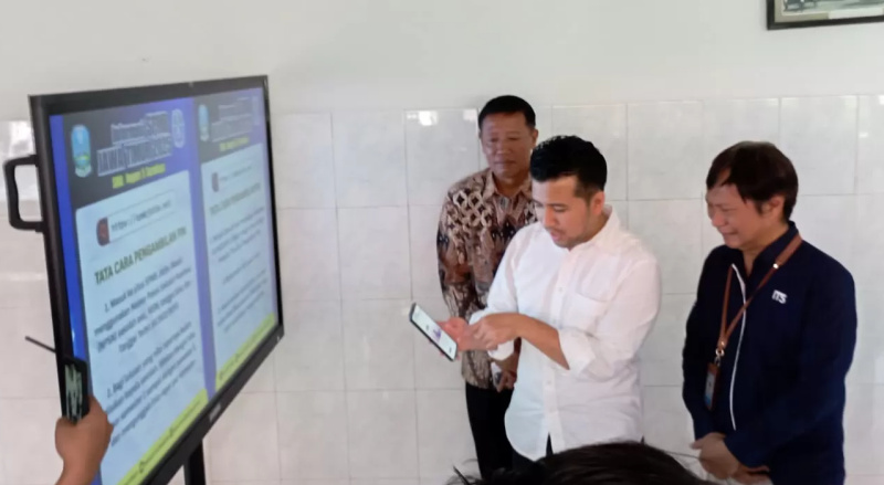 Plt Gubernur Jatim Emil meninjau pelaksanaan SPMB Jatim