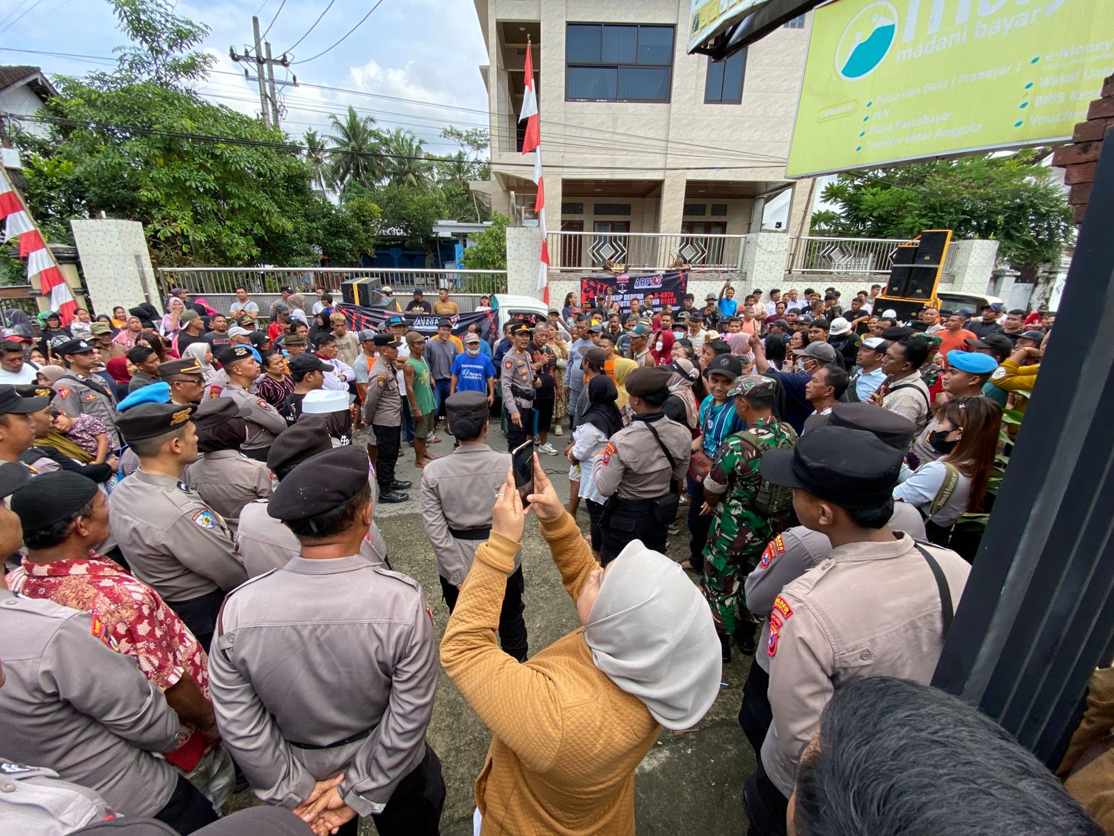Ratusan nasabah meluruk kantor pusat KSPP Syariah Madani di Desa Tasikmadu, Kecamatan Watulimo, Trenggalek, Selasa (10/6/2025). (DR PERDANA/RADAR TRENGGALEK)