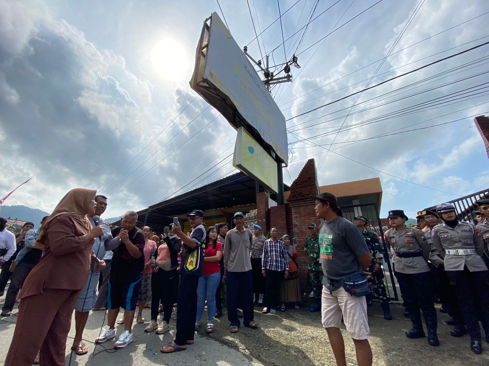 Nasabah KSPP Syariah Madani membawa lima tuntutan pada aksi damai. (DR PERDANA/RADAR TRENGGALEK)