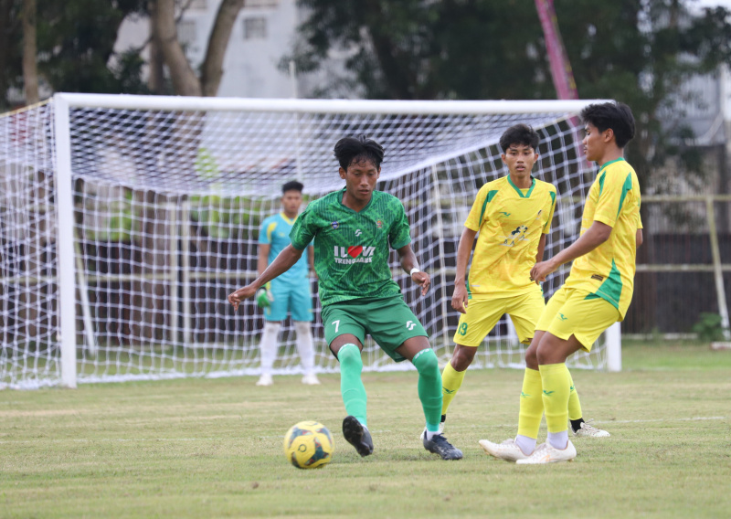 Pemain sepak bola Trenggalek (hijau) ketika melakoni babak pra porprov kemarin