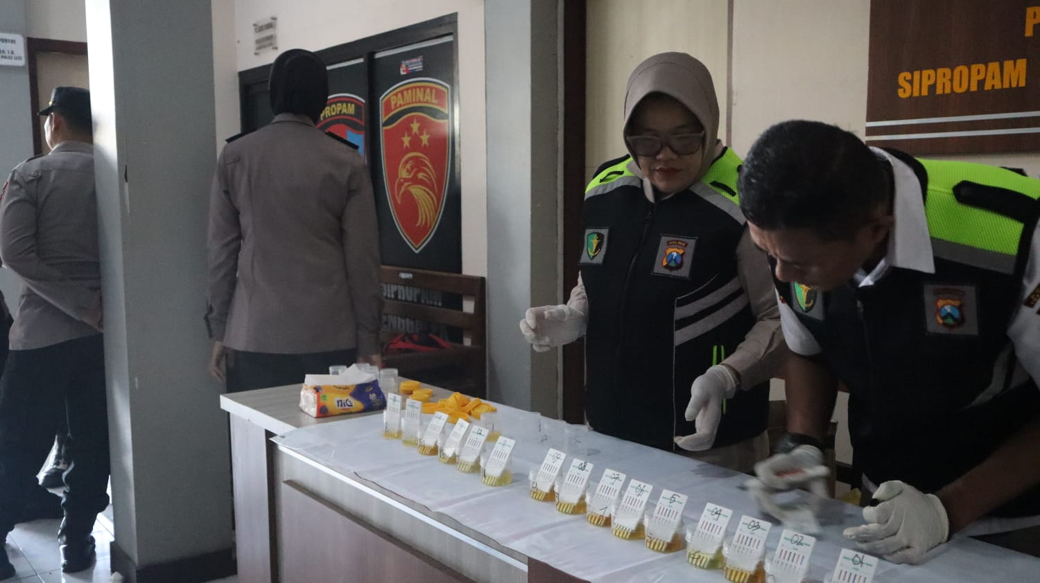 25 Perwira dan anggota Polres Trenggalek jalani tes urine.