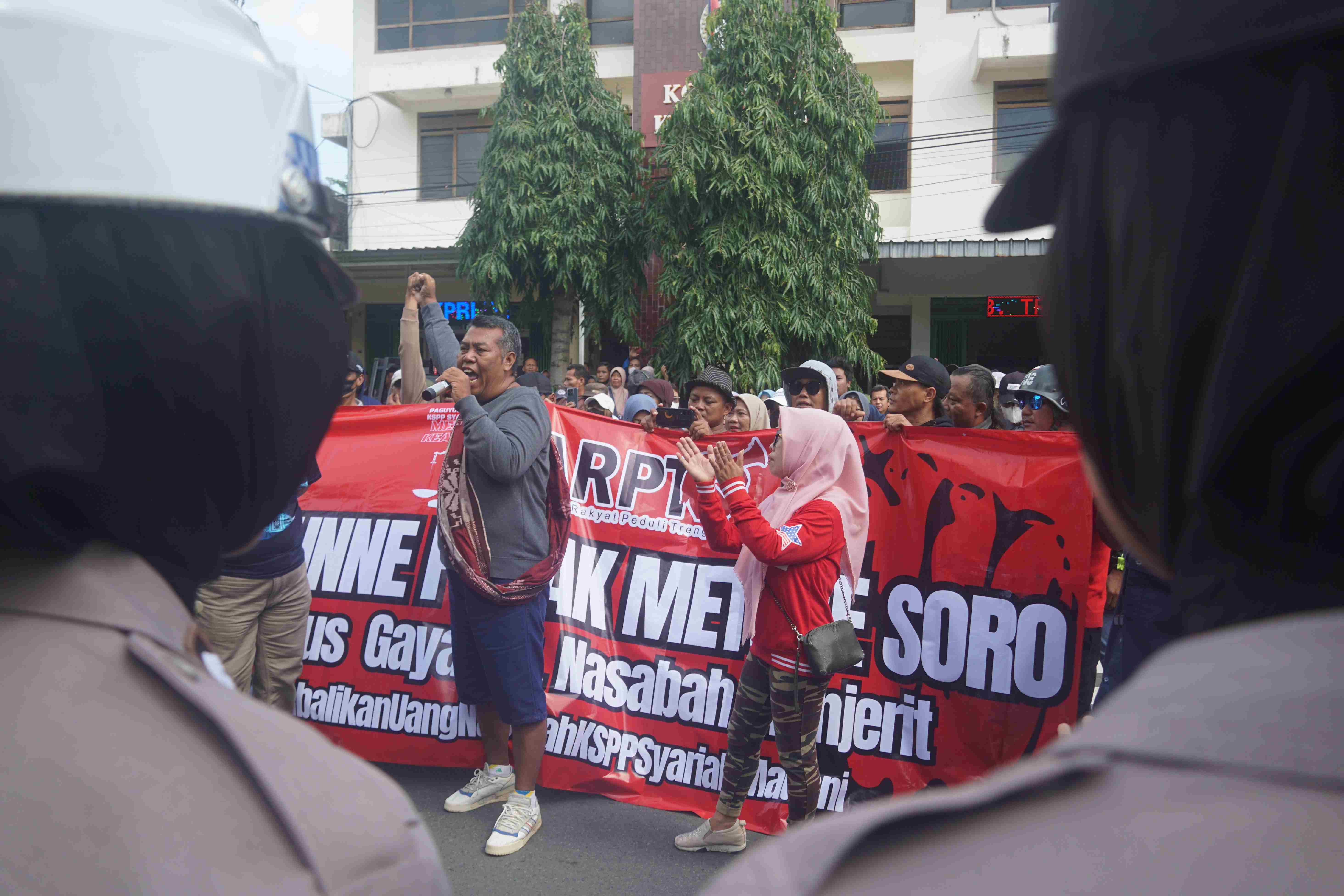 Anggota KSPPS Madani sambat ke DPRD Trenggalek lantaran dana simpanan tak cair.