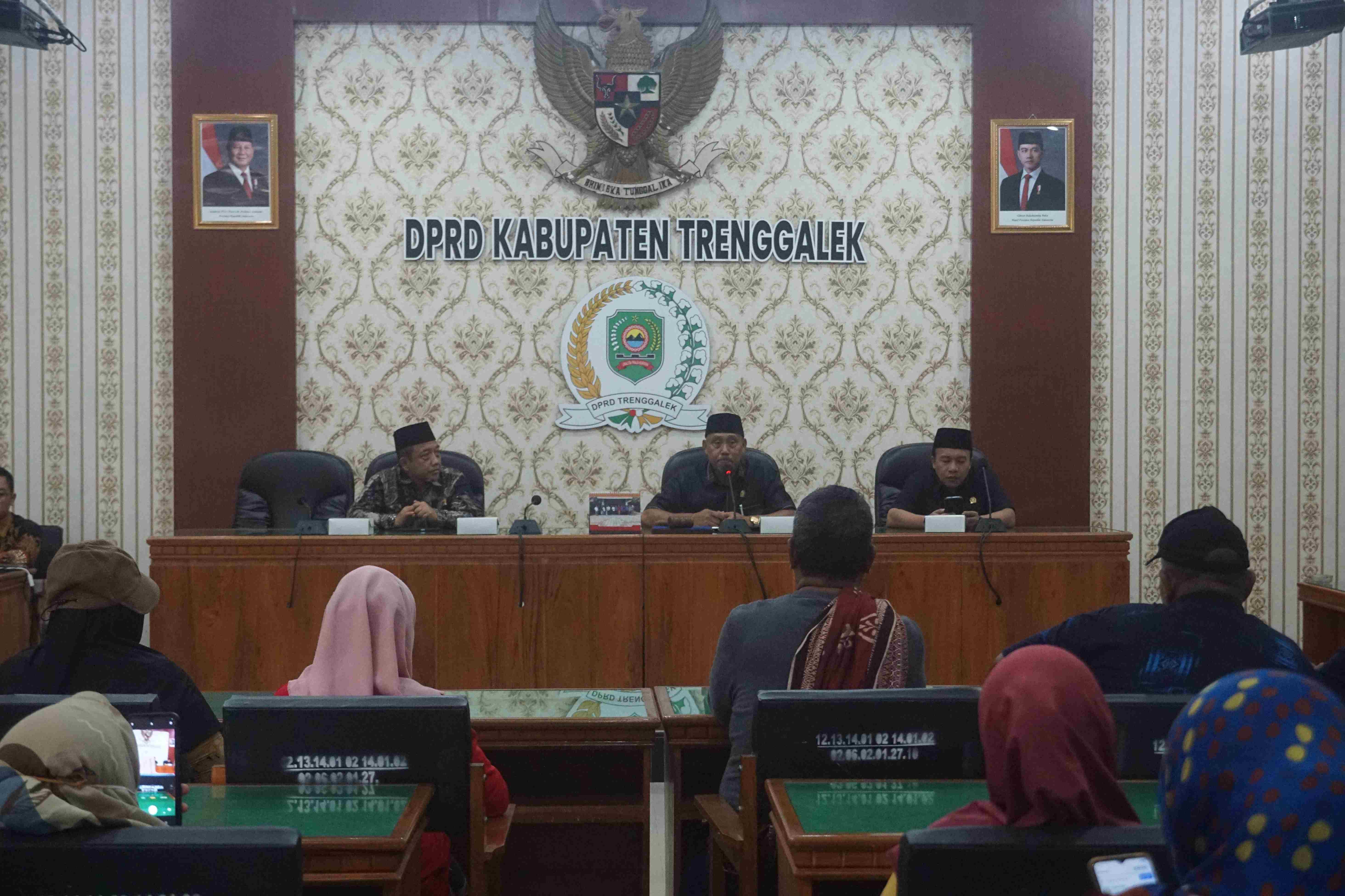 DPRD Trenggalek fasilitasi mediasi antara anggota dan pengurus KSPPS Madani.