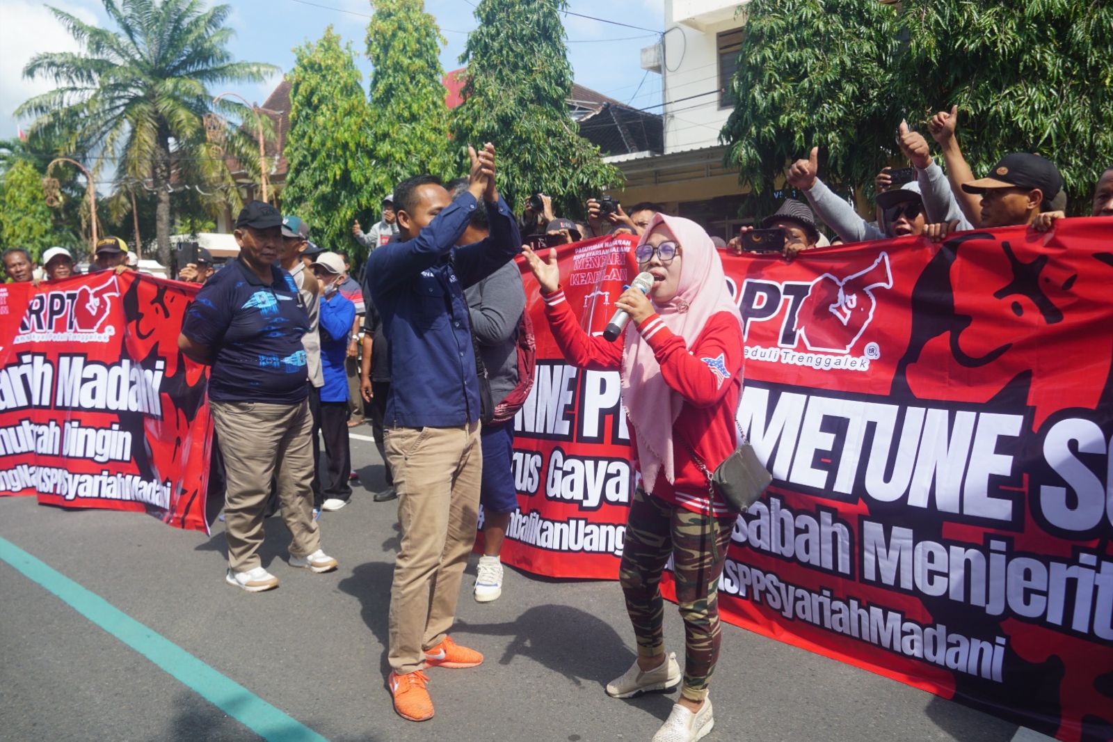 Diskomidag jelaskan pada anggota koperasi bahwa masalah KSPPS Madani adalah kewenangan pemerintah pusat.