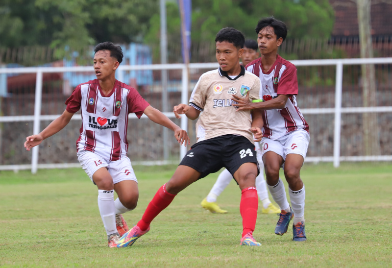 Pemain Trenggalek (merah-putih) ketika bermain pada pra porprov kemarin