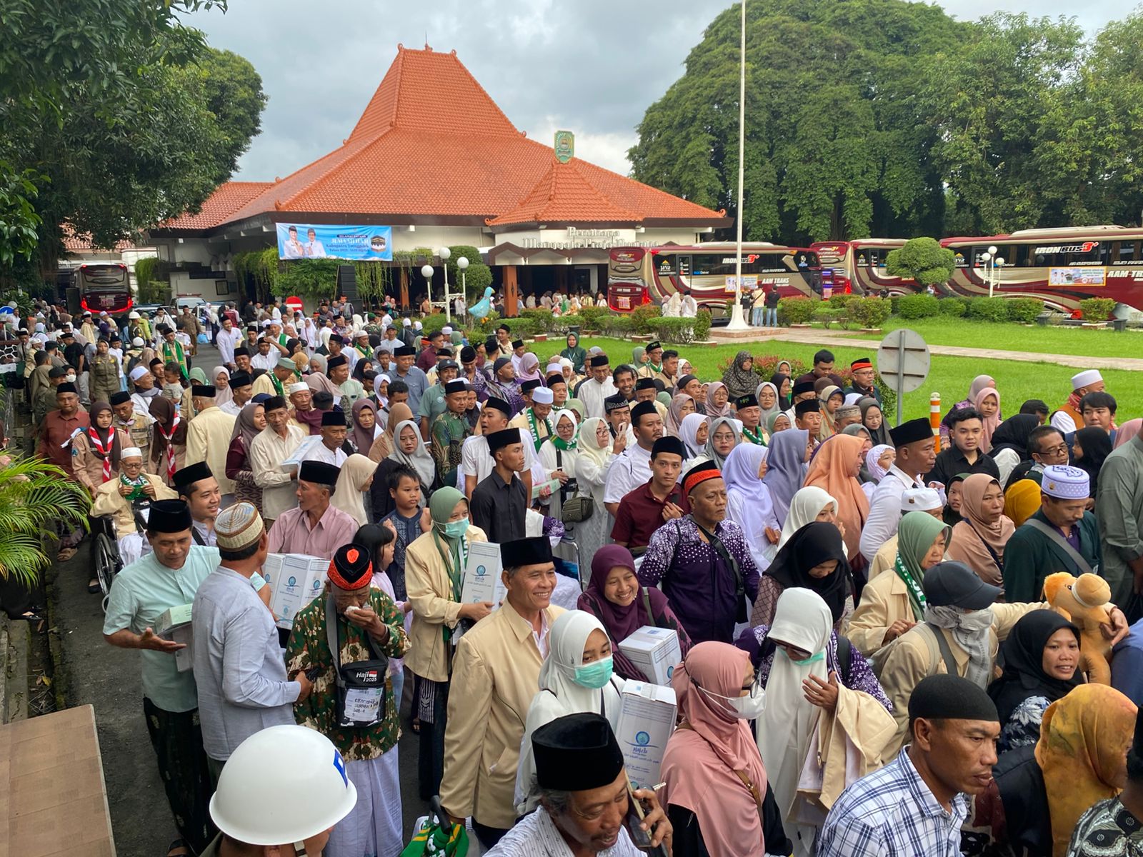 Keluarga menjemput kedatangan jemaah haji Trenggalek di Pendapa Manggala Praja Nugraha, Jumat (13/6). (DR PERDANA/RADAR TRENGGALEK)
