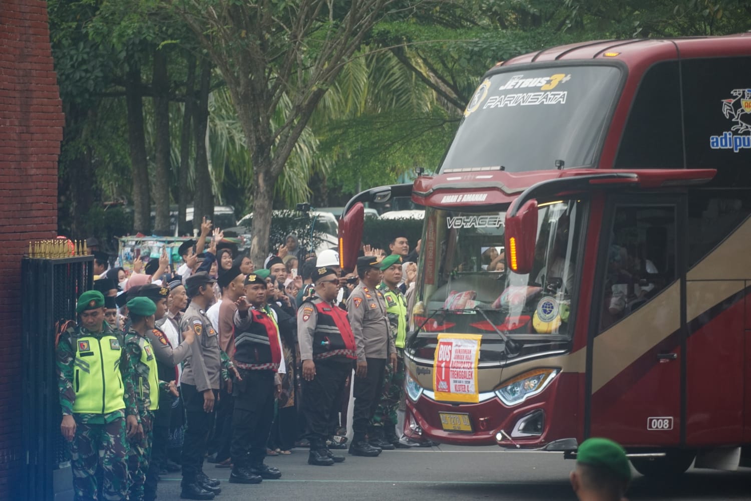 Personel kepolisian dan TNI mengamankan kedatangan jemaah haji Trenggalek pada Jumat sore. (DR PERDANA/RADAR TRENGGALEK)