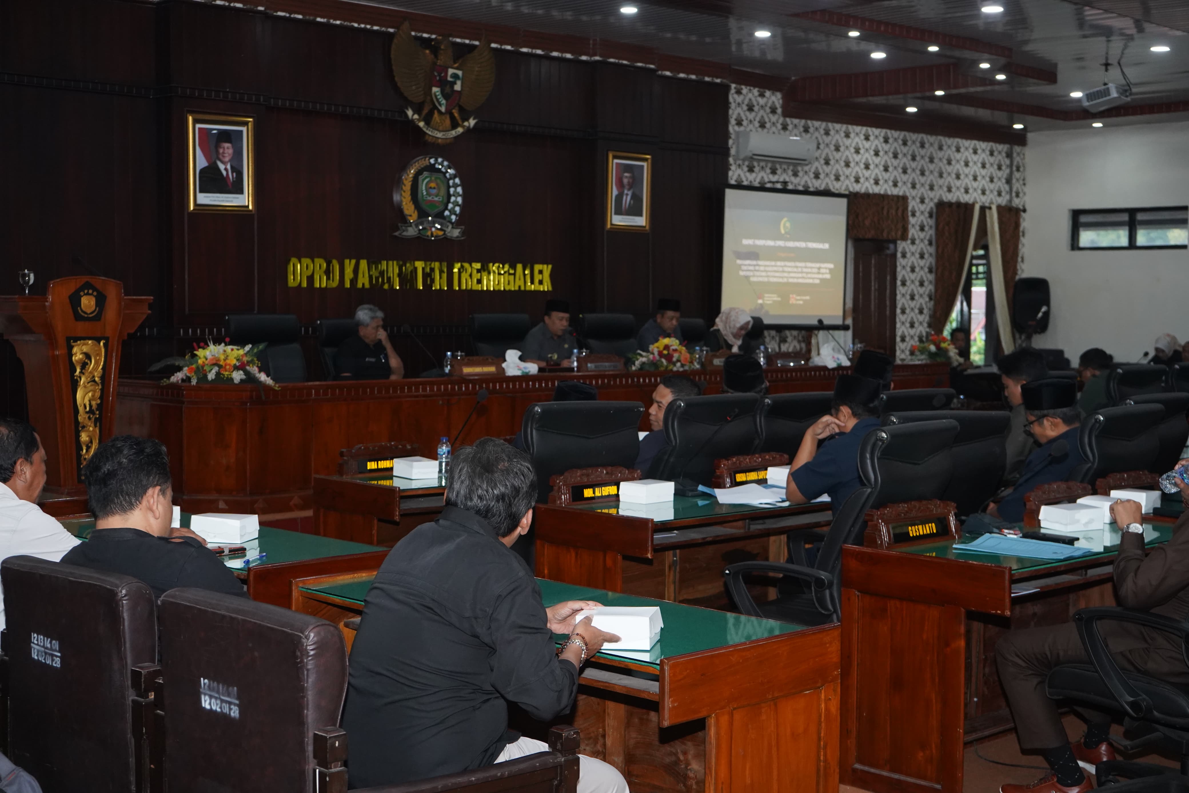 Pembacaan pandangan umum fraksi DPRD Trenggalek terkait LKPJ APBD 2024 dan RPJMD 2025&ndash;2029.