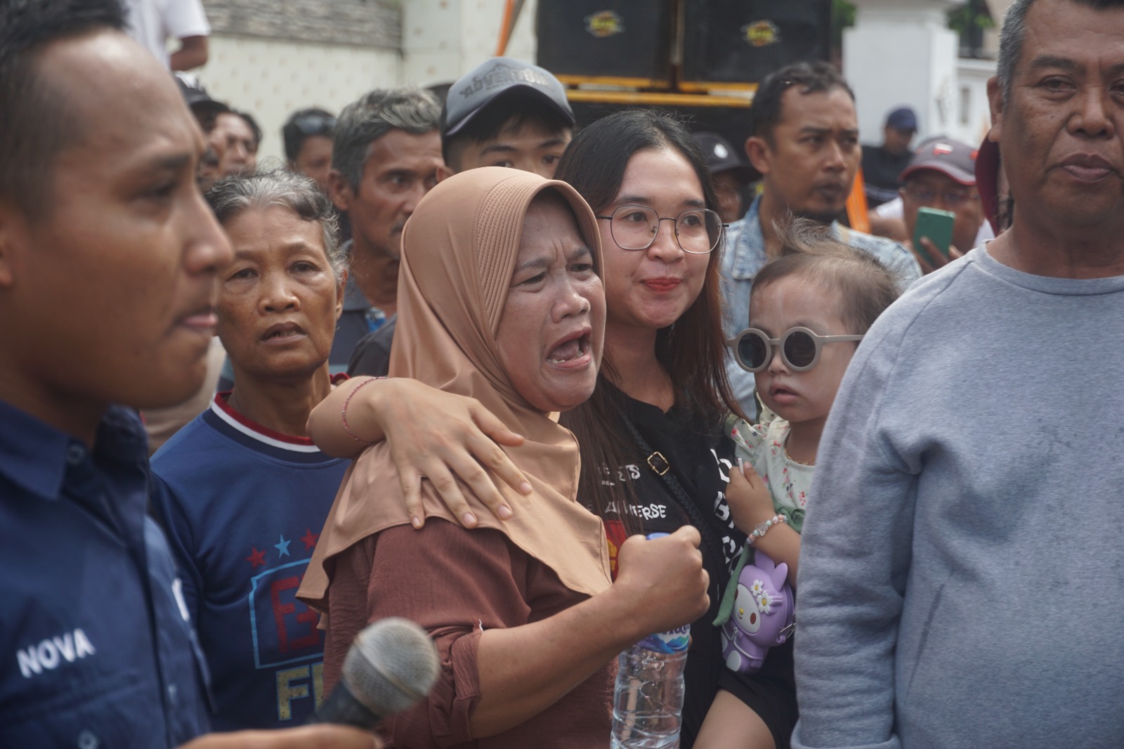 Seorang anggota koperasi menuntut haknya