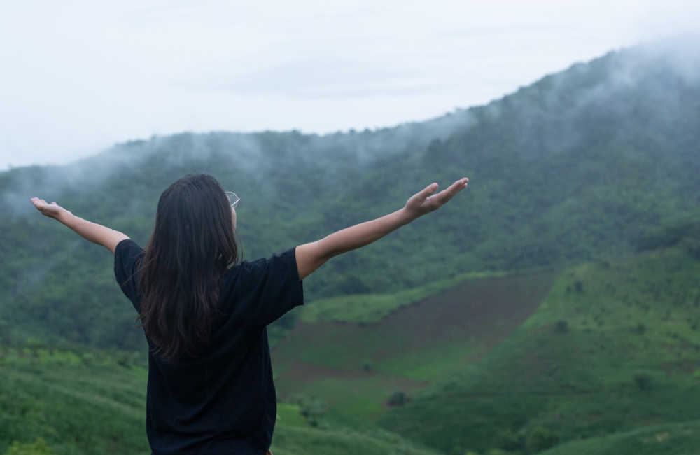 Stoicisme mengajarkan kita untuk tidak terjebak dalam rasa marah atau dendam terhadap ketidakadilan, tetapi untuk menerima bahwa kita tidak dapat mengontrol perbuatan orang lain.