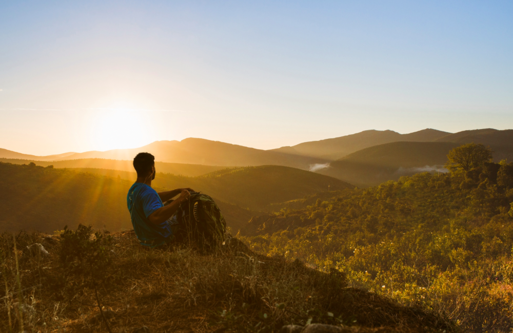 Dalam praktik refleksi diri, kita menghabiskan waktu untuk merenungkan tentang tindakan, pikiran, dan perasaan kita.