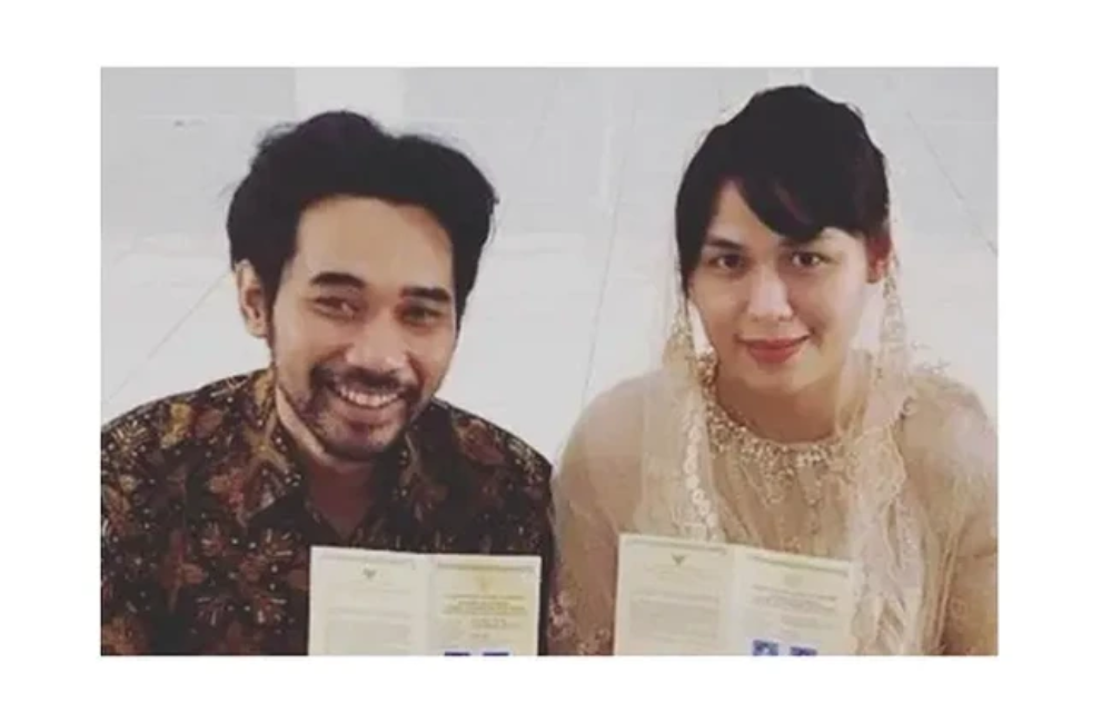 Foto: Instagram Gitaris Lyla Band, Fare Adinata resmi menikah dengan wanita bernama Utia Octaria pada 2 April 2020.  Baca artikel wolipop, "5 Artis yang Pilih Nikah Simpel dan Sederhana di KUA, Terbar