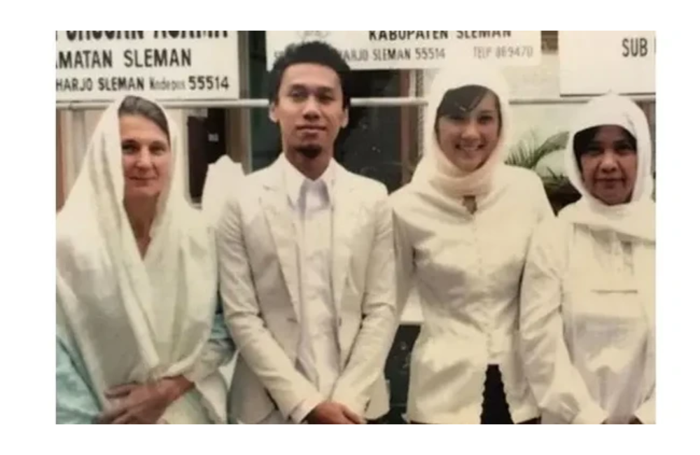 Gitaris Sheila On 7, Eross Chandra resmi menikahi wanita keturunan Prancis, Sarah Diorta, pada 24 September 2009. Pernikahan Eross dan Sarah juga tak kalah simpel dan sederhana