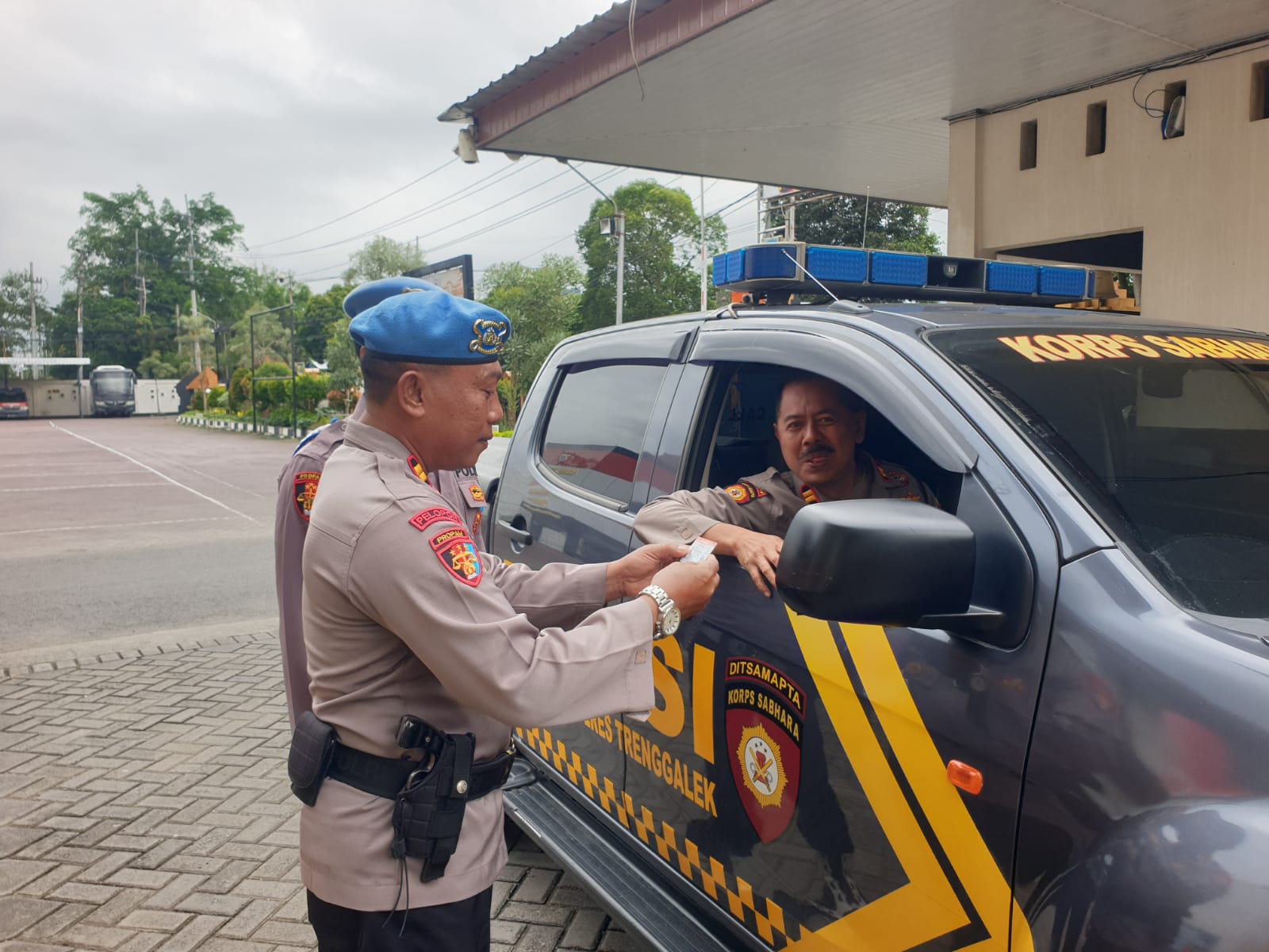 Sie Propam Polres Trenggalek mengecek kelengkapan berkendara anggota