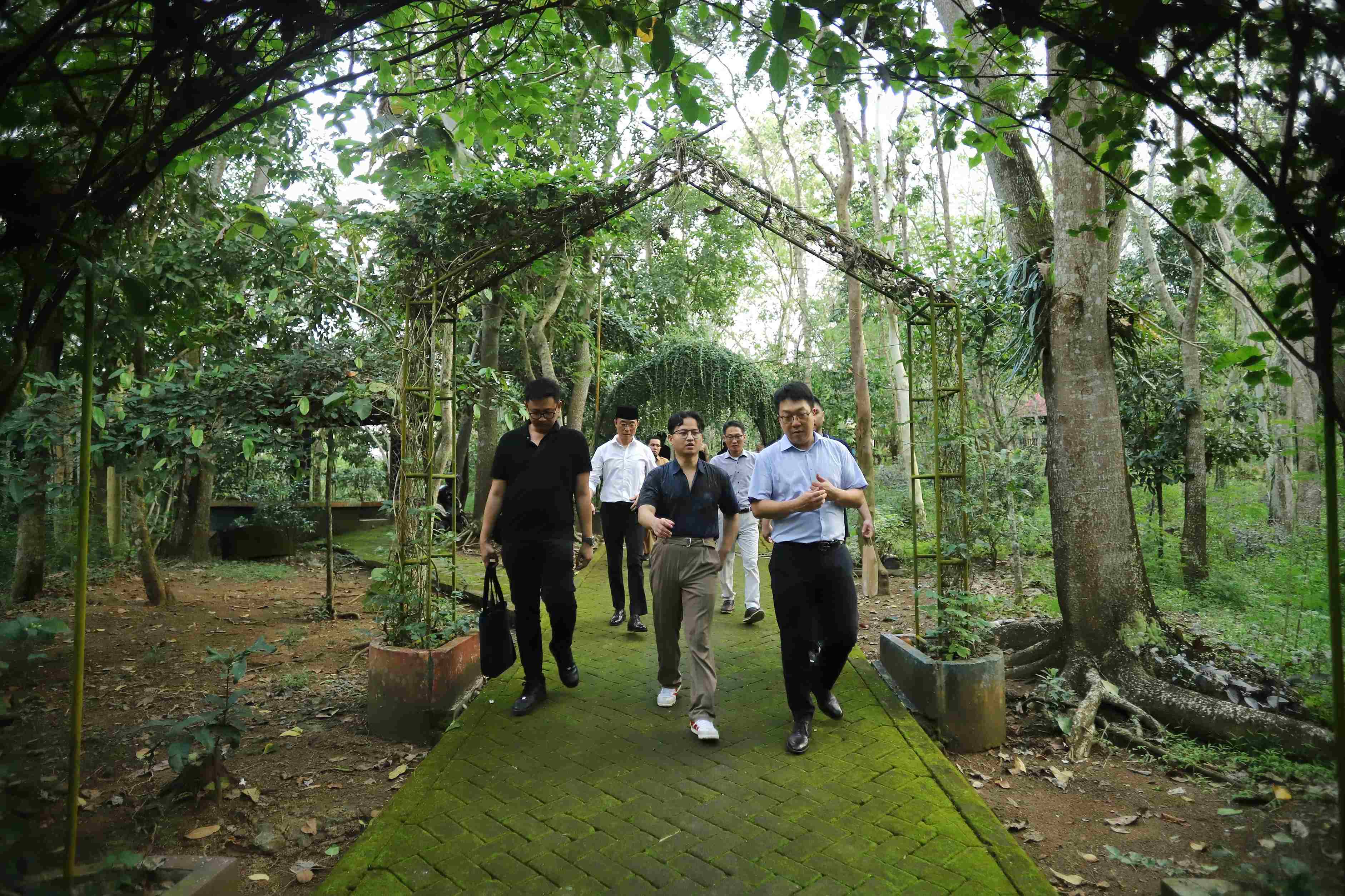 Mas Ipin dan perwakilan Green Blue Corporation, Kim Jung Uk saat meninjau kualitas udara di Trenggalek.