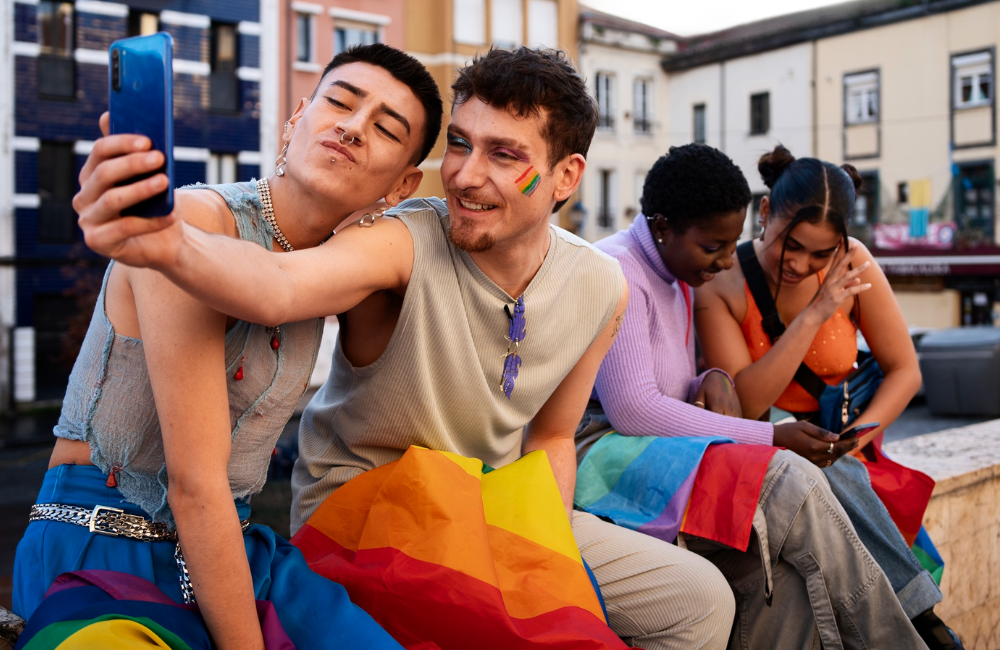 Dalam perkembangan modern, istilah ini sering diperluas menjadi LGBTQ+, di mana simbol &ldquo;+&rdquo; mencakup berbagai identitas lain seperti queer, interseks, aseksual, non-biner, dan sebagainya.