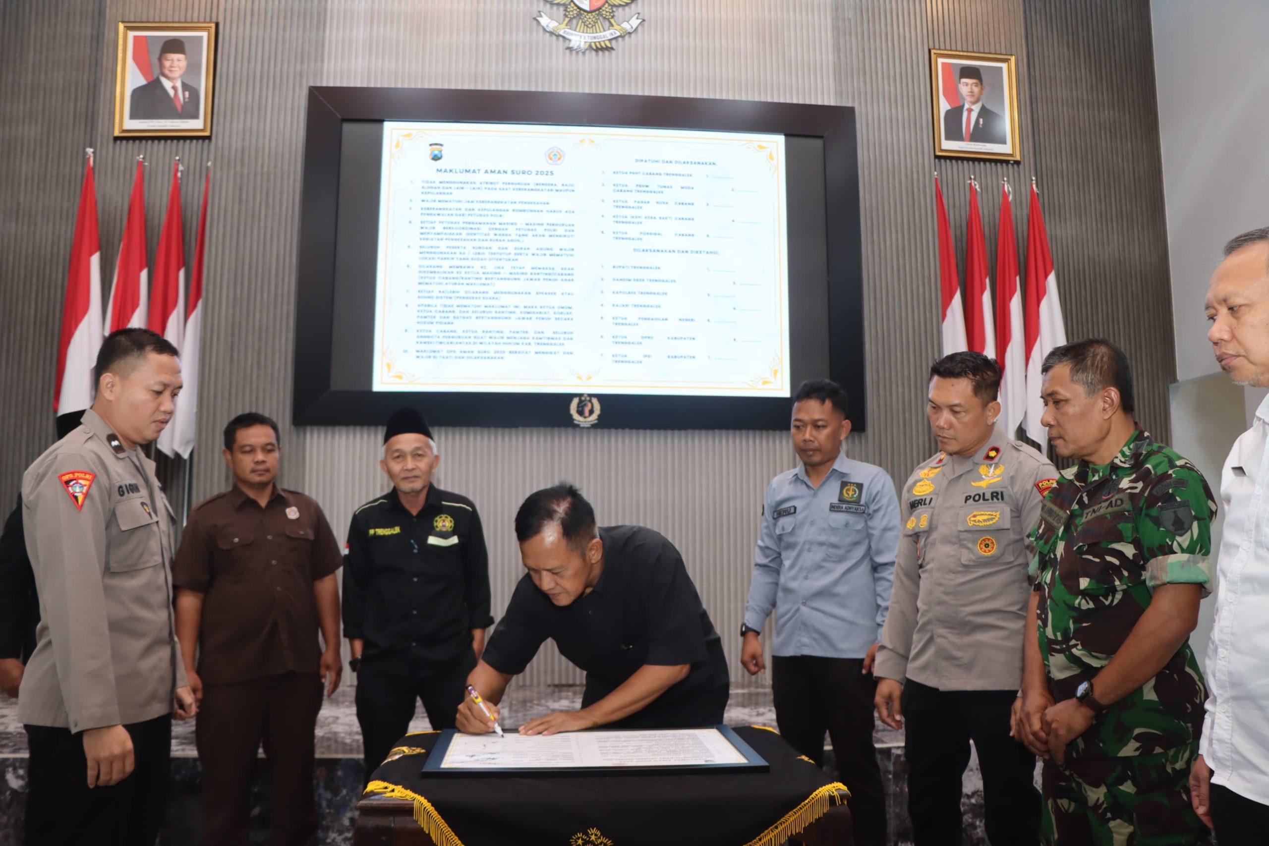 Petinggi perguruan silat di Trenggalek menandatangani Maklumat Aman 1 Suro. (polri.go.id)