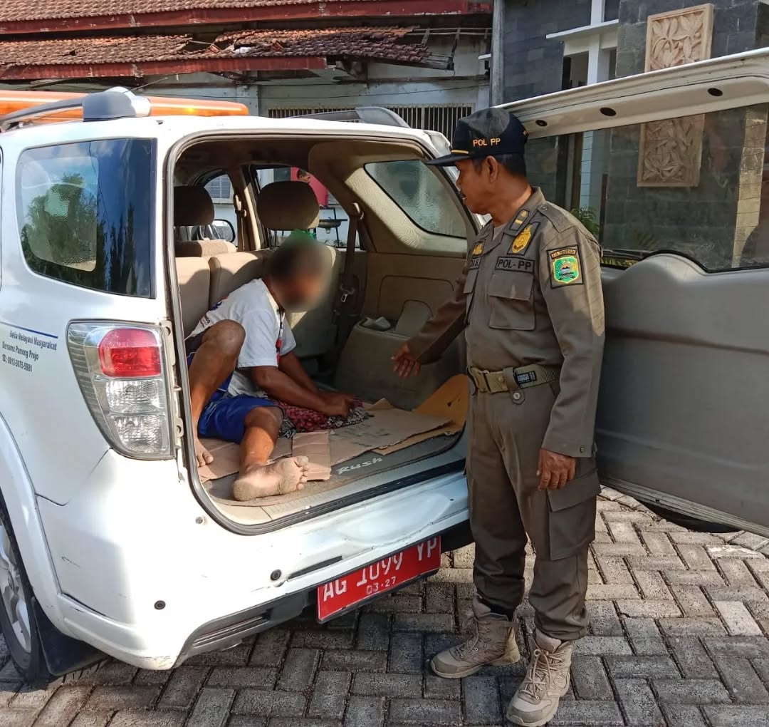 Satpol PPK Trenggalek mengevakuasi ODGJ di Kecamatan Durenan