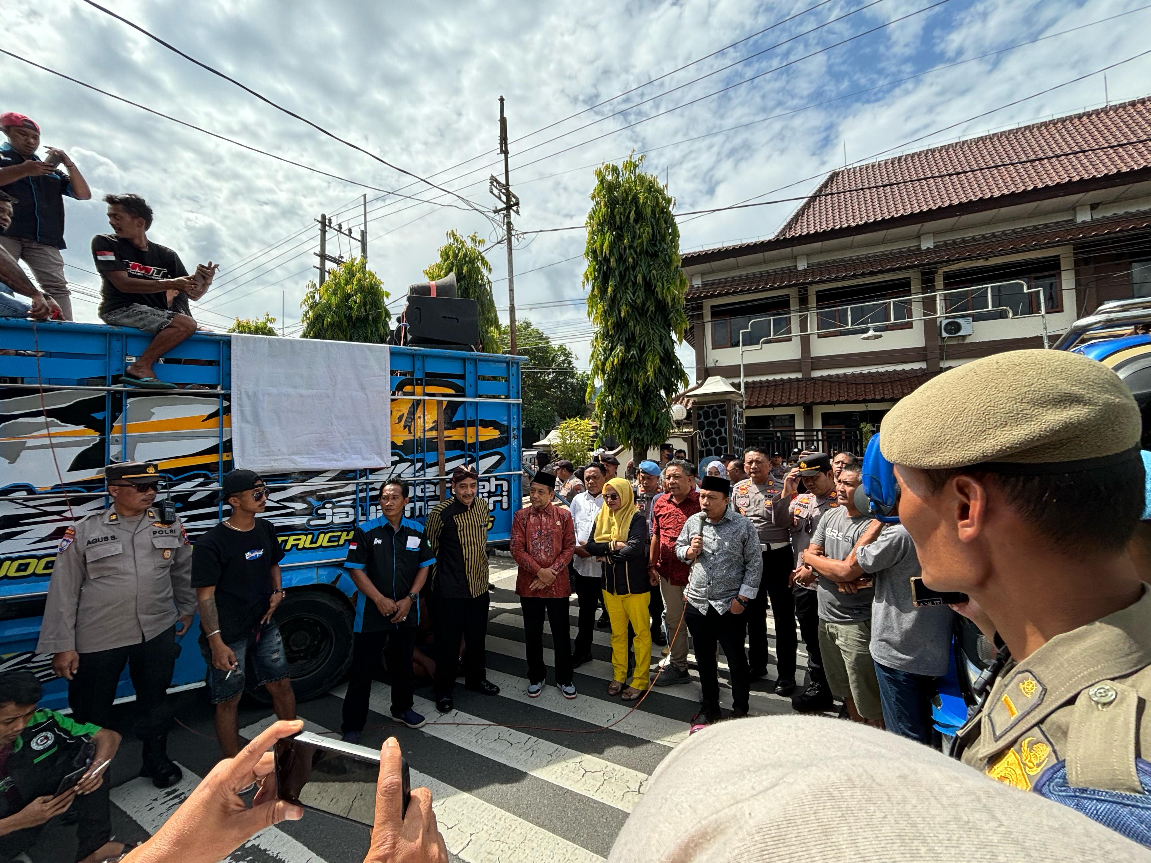 Ratusan sopir geruduk kantor DPRD Trenggalek untuk demo masalah revisi UU LLAJ yang dinilai rugikan ODOL.
