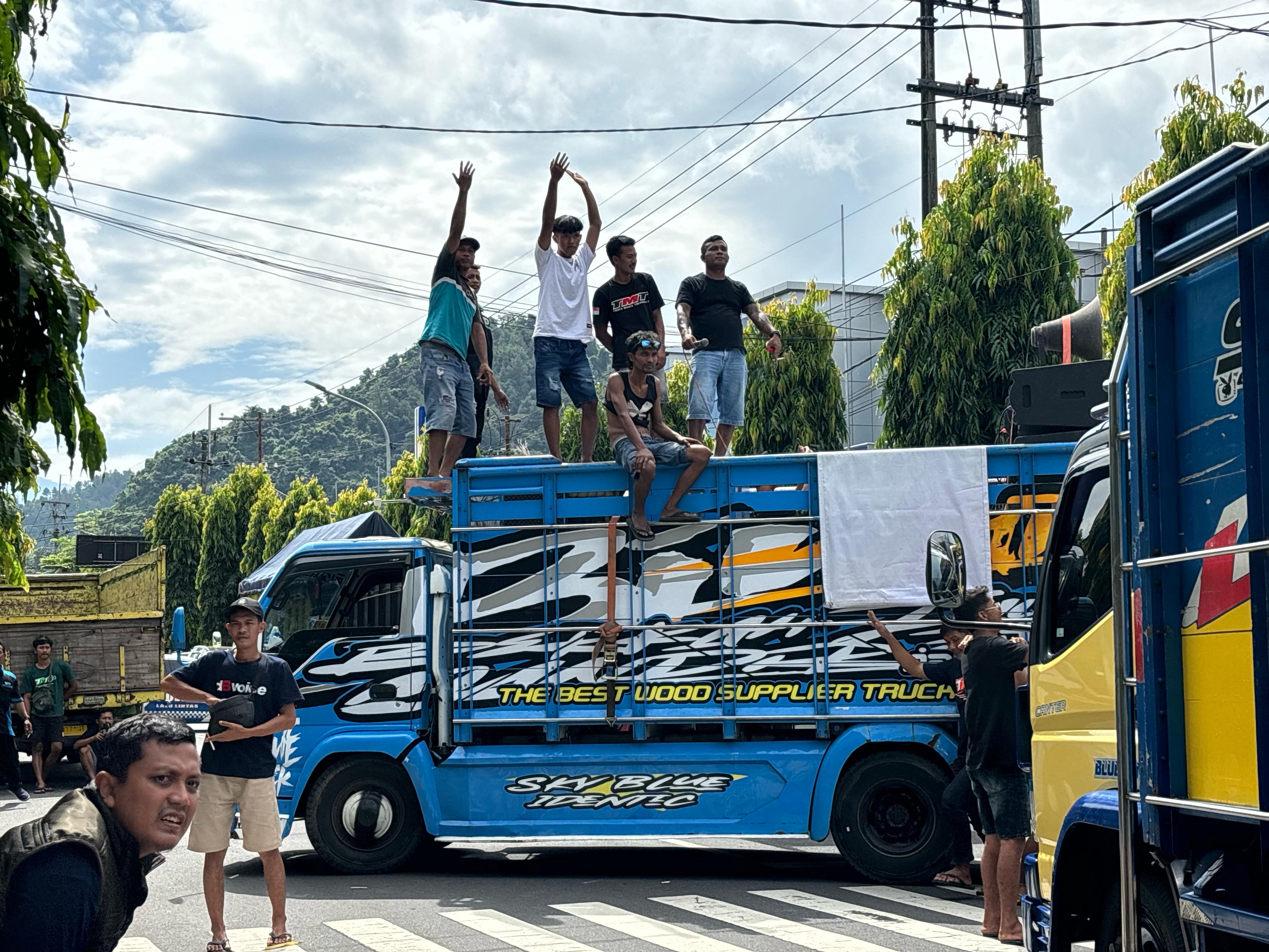Para supir truk ketika melakukan demo terkait odol
