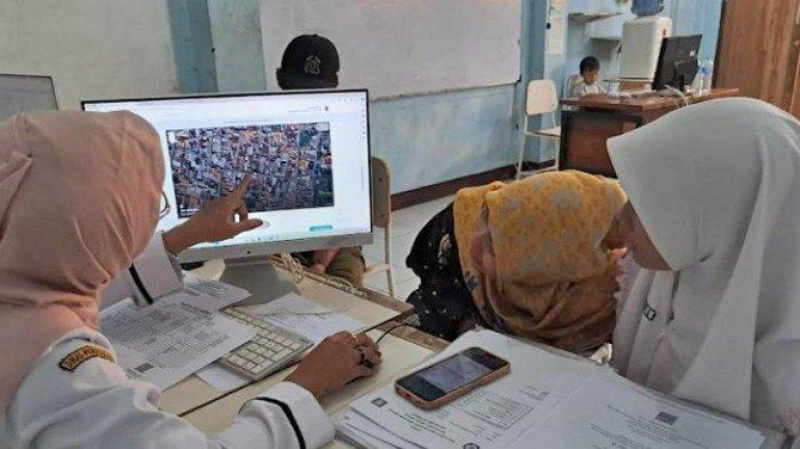 Warga masyarakat ketika mengecek titik lokasi pada proses SPMB Jatim