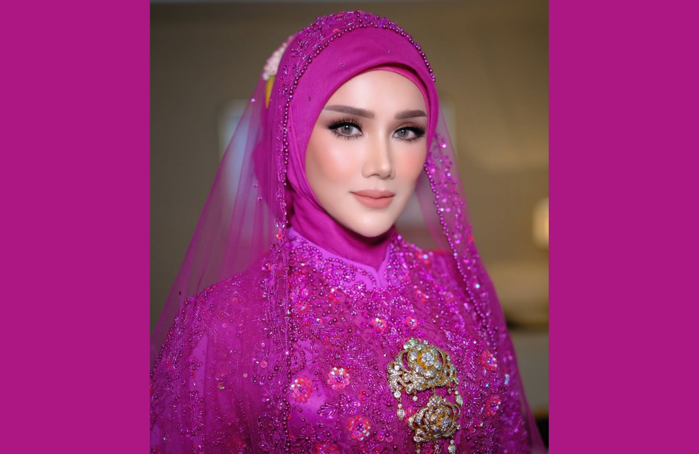 Mulan Jameela tampil memukau dengan riasan yang memberikan kesan flawless namun tetap natural. Lucky Hakim menggunakan foundation dengan hasil dewy yang membuat kulit Mulan tampak cerah dan segar.