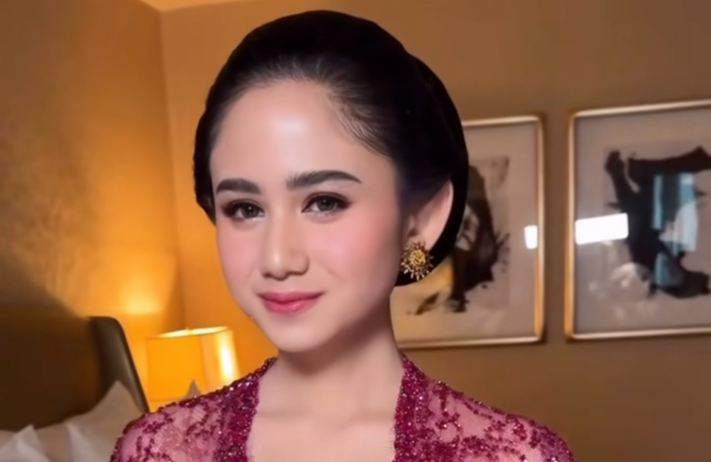 Fidela, yang dikenal dengan kemampuan luar biasanya dalam merias wajah selebriti, berhasil memberikan sentuhan makeup yang menonjolkan kecantikan alami Tissa.