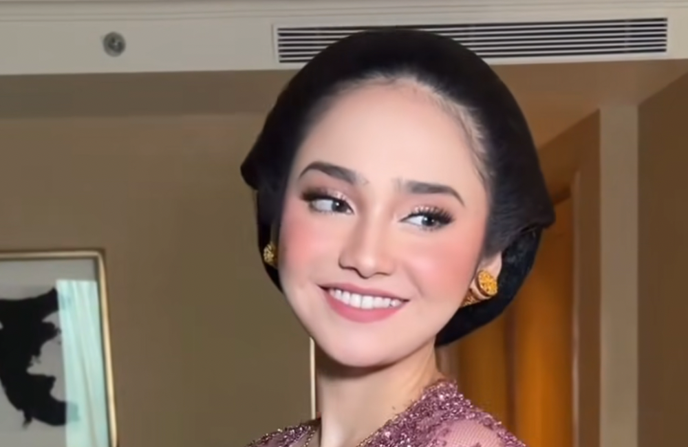 Syifa Hadju, yang dikenal dengan gaya natural dan fresh-nya, tampaknya memilih tampilan yang anggun dan chic pada acara tersebut.