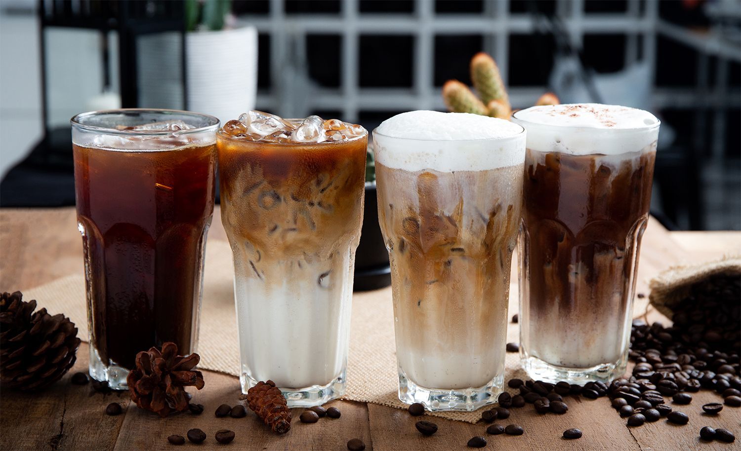 Es kopi susu salah satu minuman yang digemari ketika nongkrong di cafe