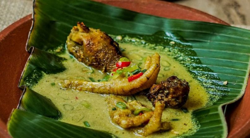 Ayam Lodho, olahan makanan khas Tulungagung yang menarik perhatian warga lokal.