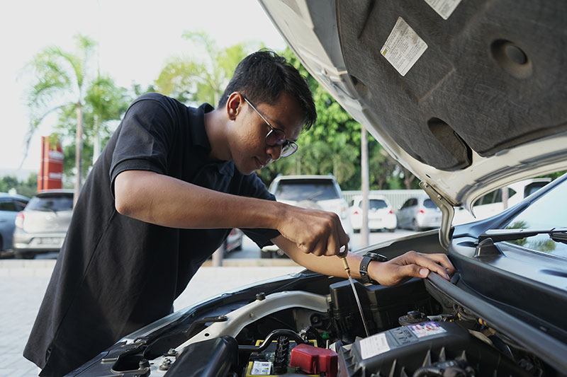 Mengecek mesin mobil dipagi hari ternyata banyak manfaatnya buat kenyamanab berkendara