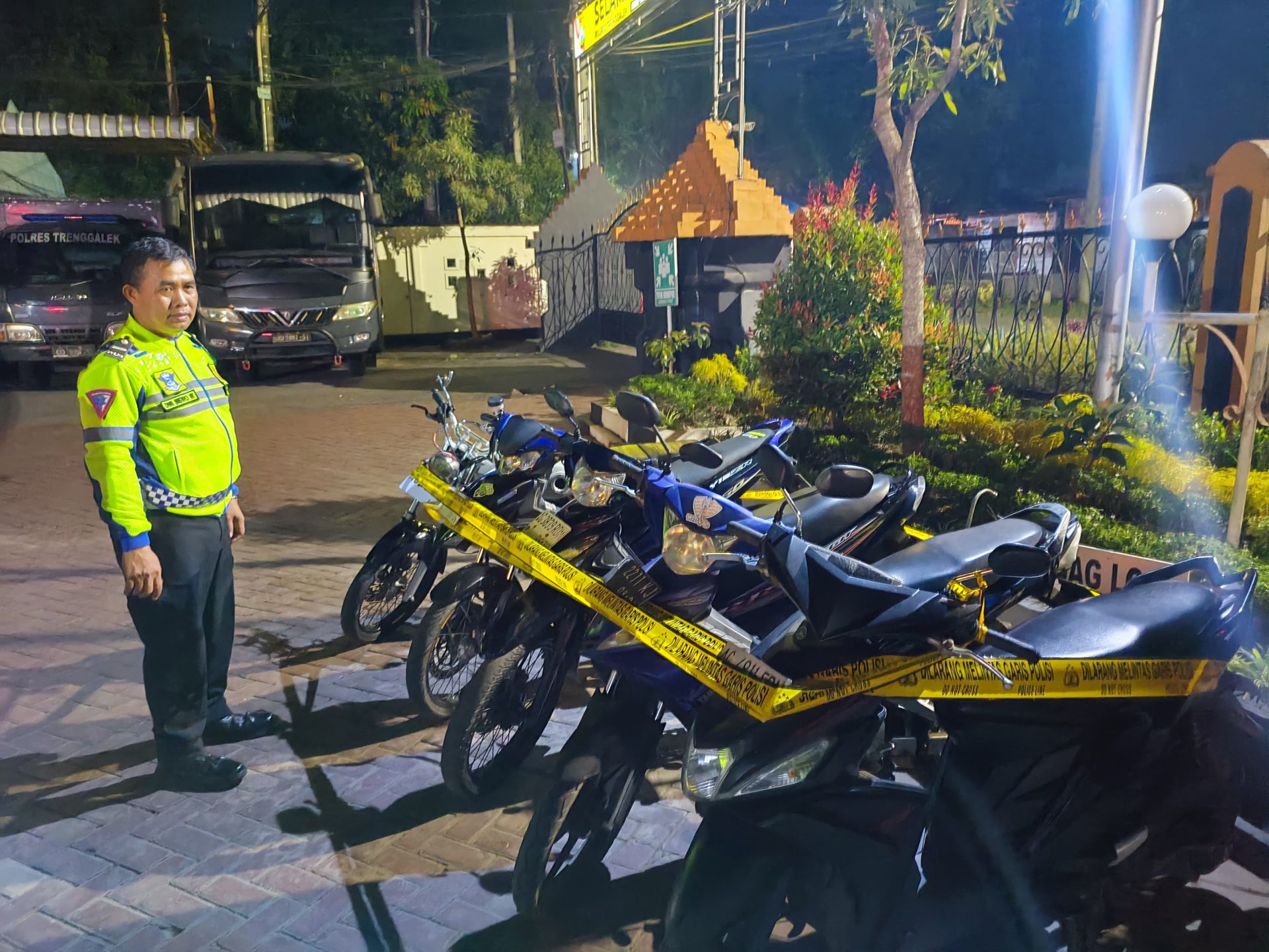 Sejumlah motor hasil razia pada Sabtu (21/6) malam. (POLRES TRENGGALEK)