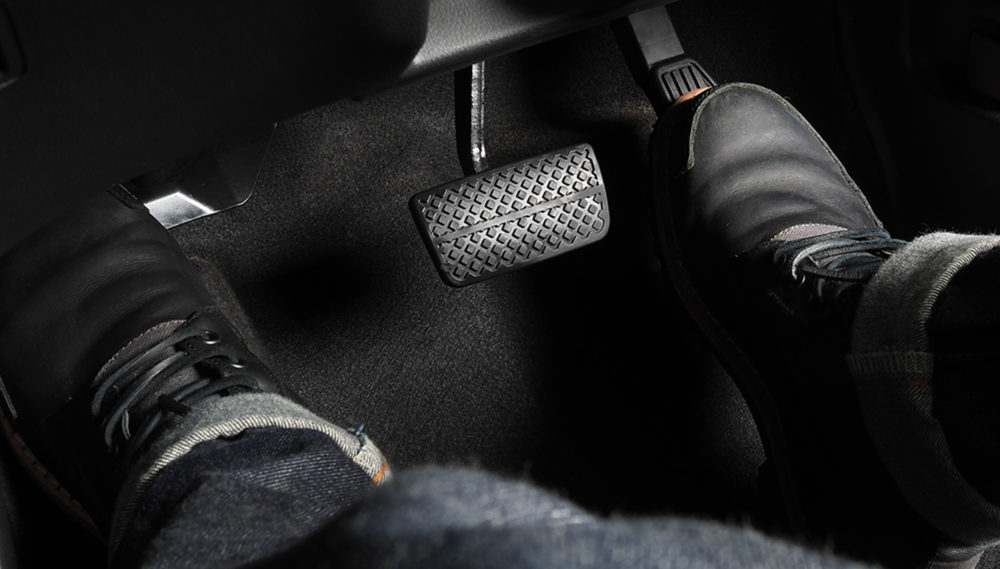 Posisi kaki yang benar ketika kita mengendarai mobil matic biar aman