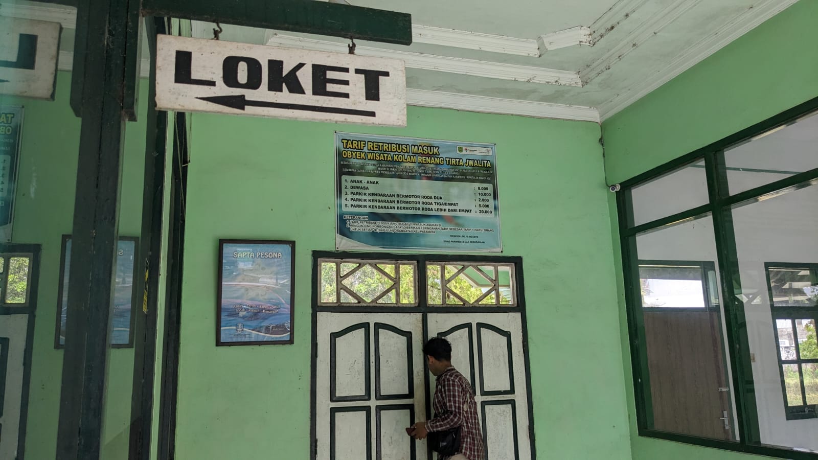 Kondisi loket kolam renang Tirta Jwalita yang sudah tidak beroperasi.