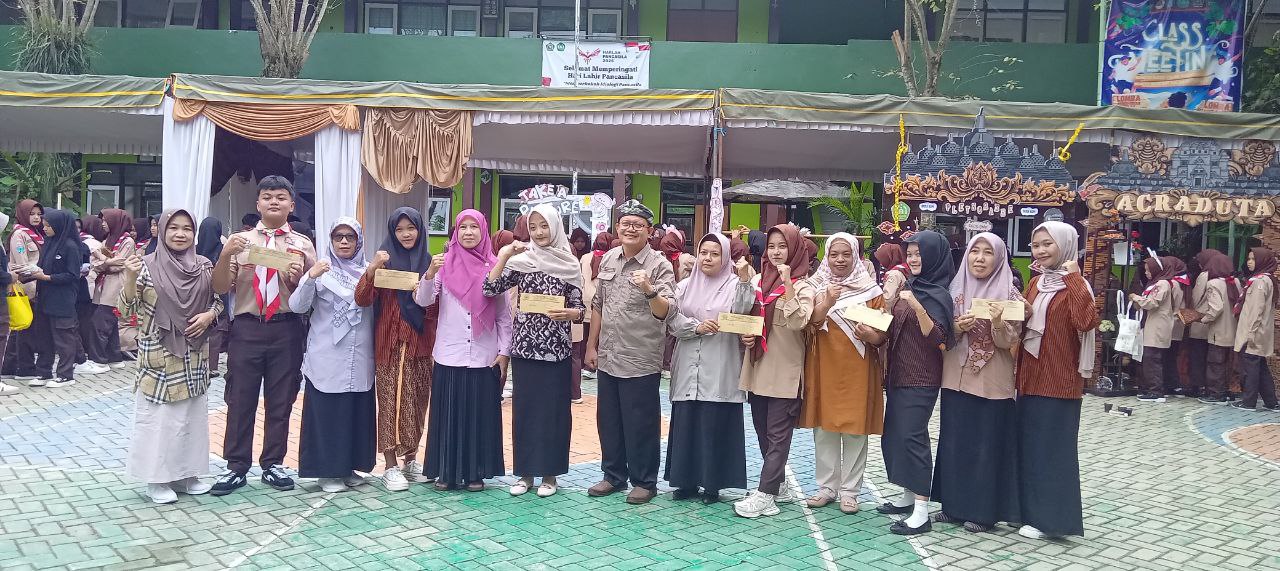 Foto bersama setelah sesi terima hadiah lomba kebersihan