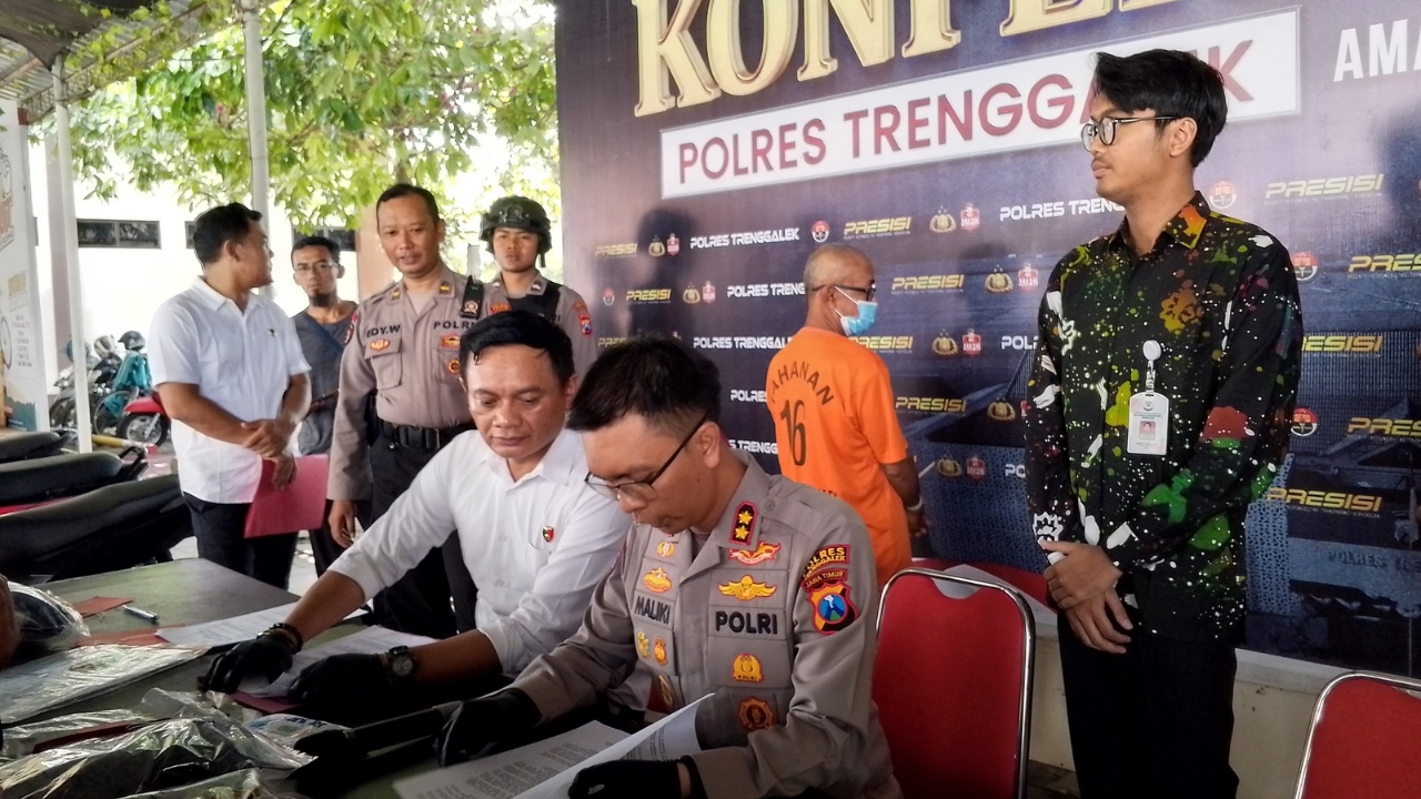 Warga Kecamatan Pule, Trenggalek ditangkap usai ketahuan curi mesin traktor yang merupakan bantuan dari Dinas Pertanian.