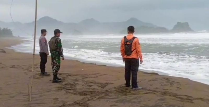 Tim SAR gabungan melakukan pencarian korban terseret ombak di Pantai Pelang melalui darat karena gelombang tinggi