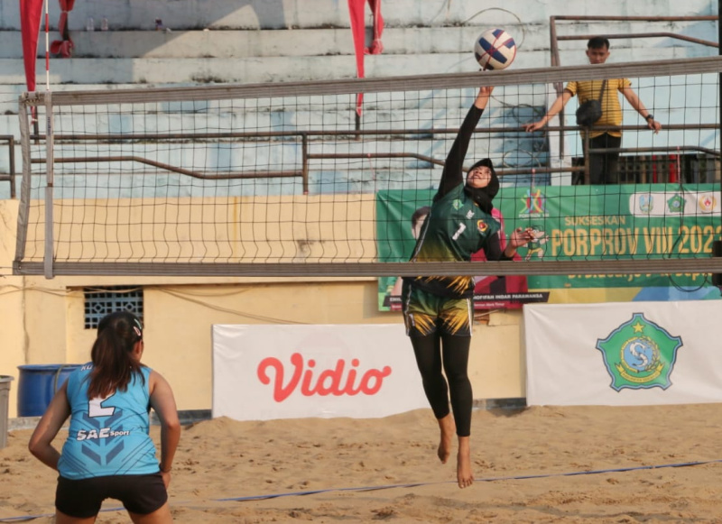 Cuplikan pertandingan bola voli pantai oleh atlet Jawa Timur