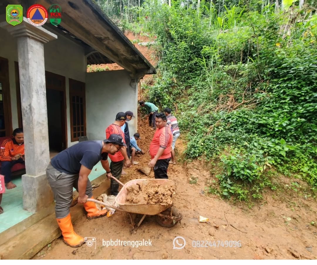 BPBD bersama lintas sektor gotong royong membersihkan material longsor di wilayah Kecamatan Kampak