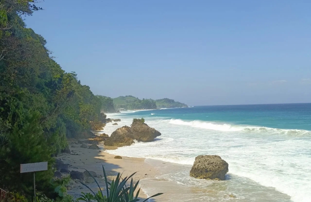 Pantai Nglinci merupakan salah satu permata tersembunyi yang dimiliki Kabupaten Tulungagung di sepanjang Jalur Lintas Selatan