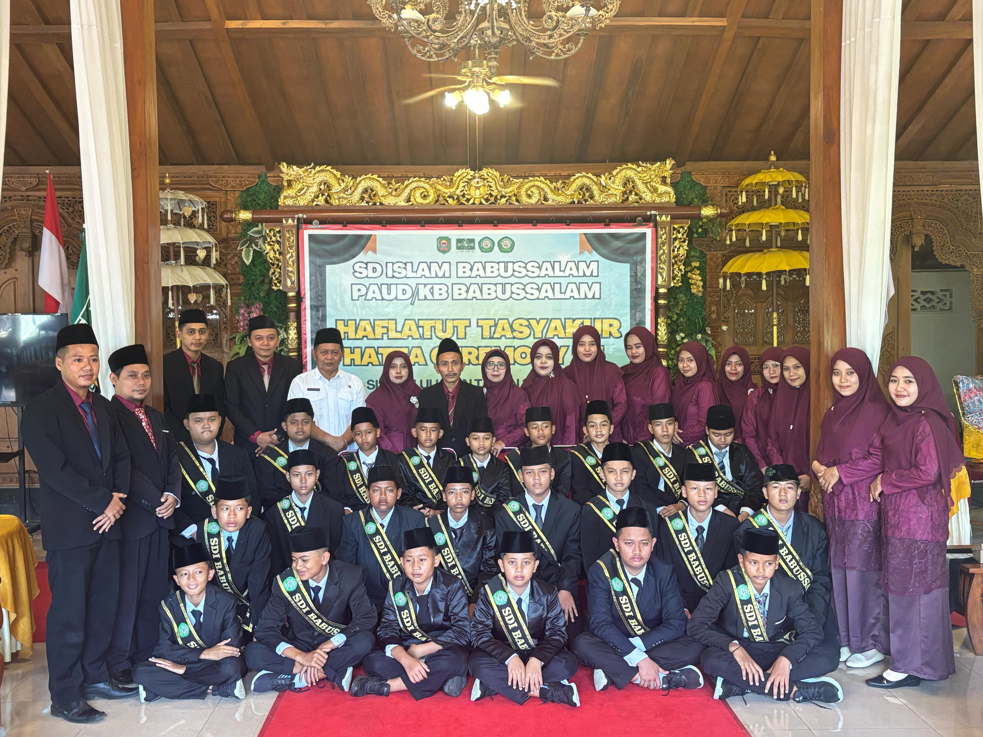 Berfoto bersama  direktur Drs .H. Samsodin M.Pd , santri dan guru pengajar bareng usai acara pelepasan SDI dan PAUD/KB BABUSSALAM DURENAN