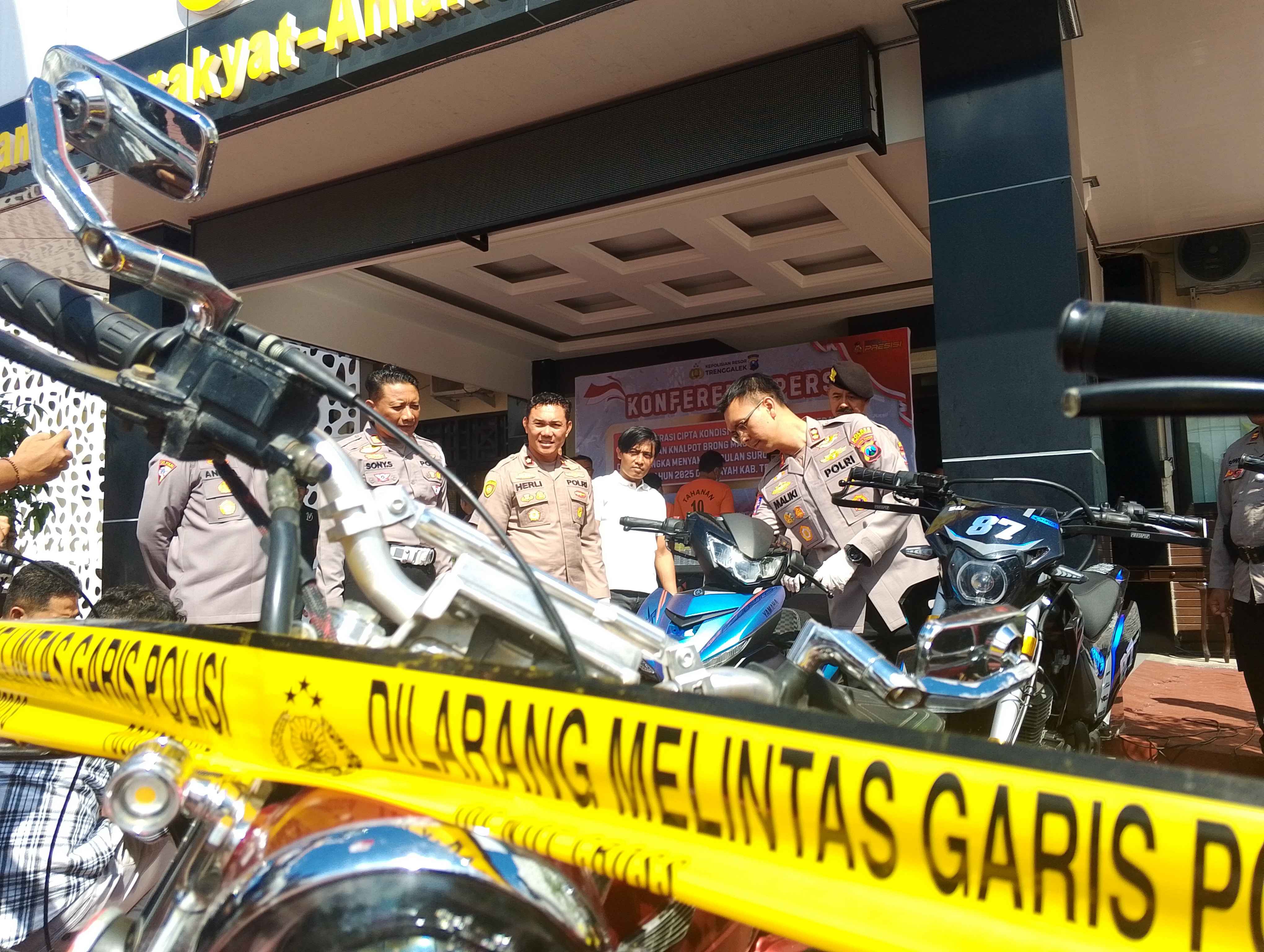 Kapolres Trenggalek saat melihat motor knalpot brong yang diamankan pihak kepolisian jelang malam satu suro.
