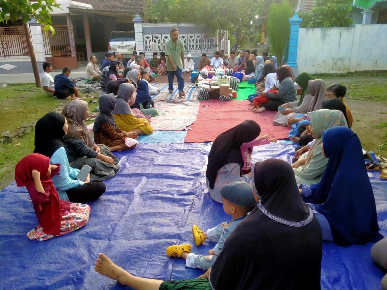 Warga Desa Bendorejo, Kecamatan Pogalan menggelar kenduri Suran di jalan desa setempat kemarin. (DYAH RAHAYU UNTUK RADAR TRENGGALEK)