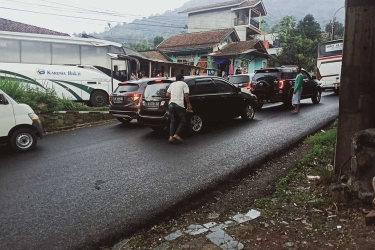 mengendarai  mobil manual ditanjakan yang macet  apa yang harus dilakukan