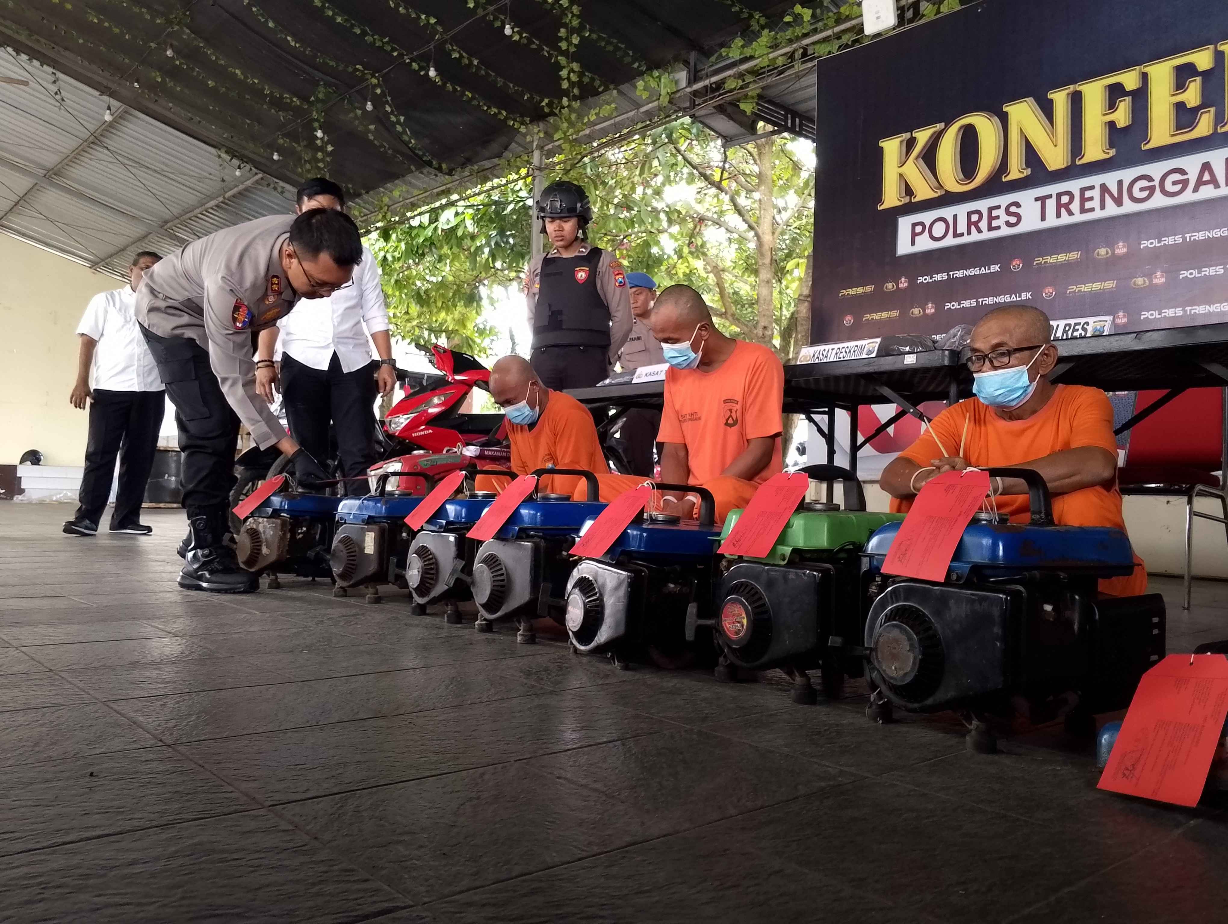 Tiga pelaku pencurian genset di Pelabuhan Prigi diringkus pihak kepolisian.