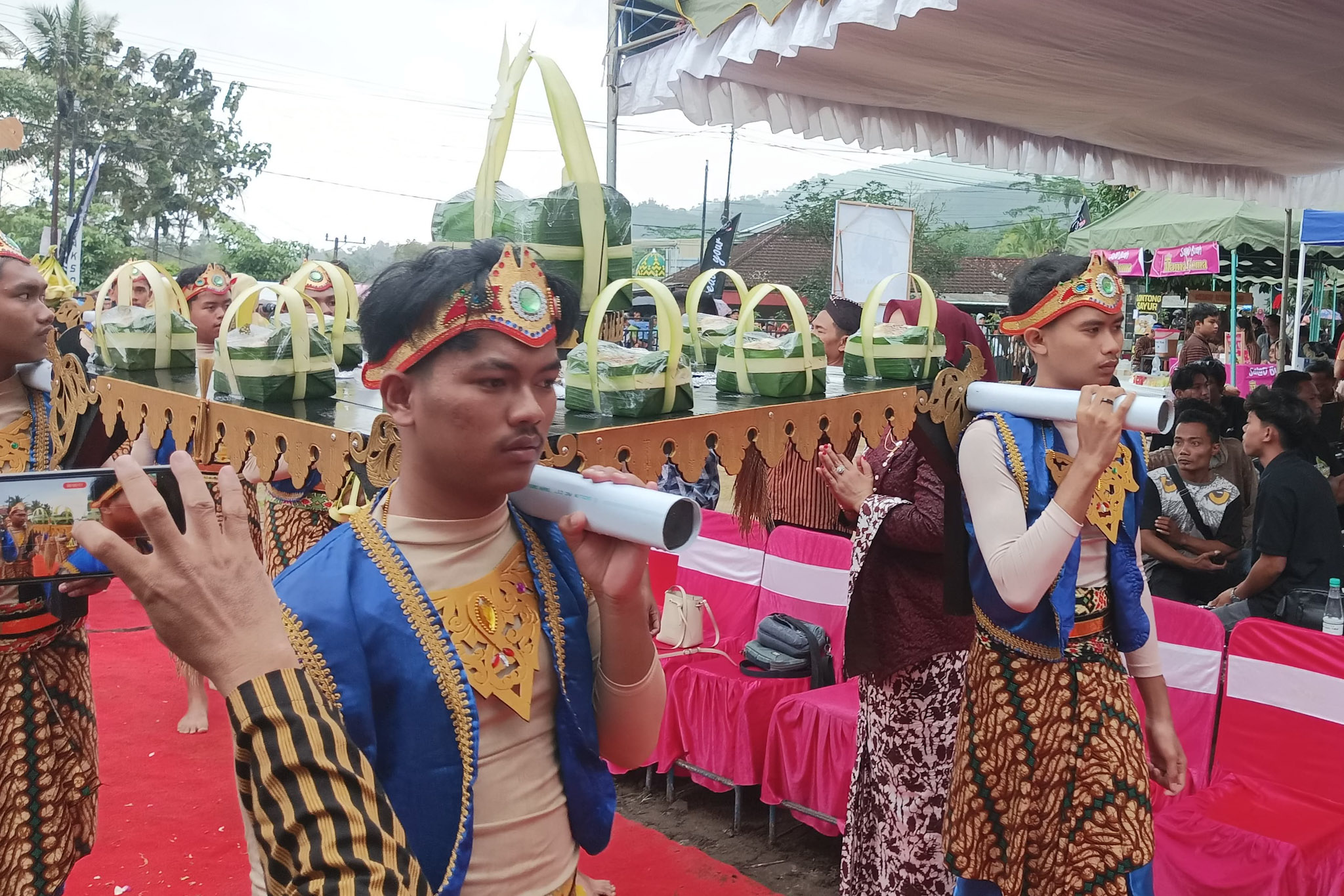 Takir plonthang dibawa masuk ke area upacara adat Ngetung Batih di Kecamatan Dongko, Trenggalek pada Jumat (27/6/2025). (MAHSUN NIDHOM/RADAR TRENGGALEK)
