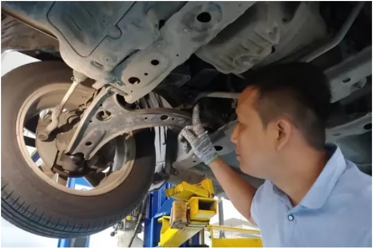 Beli mobil bekas perhatikan sampai ke bawah kolong kolong mobil cek apakah ada korosi